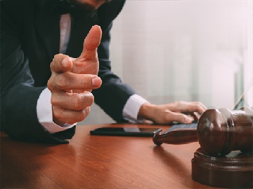 未成年抢劫打架如何判刑：法律解析与案例分析